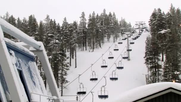 Met het oog op de skilift in het skiresort in Saariselka, Finland. — Stockvideo
