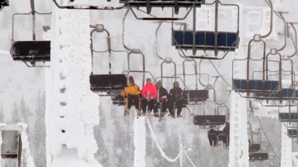 La gente sube con el telesilla en la estación de Saariselka, Finlandia . — Vídeos de Stock