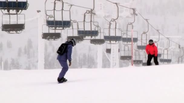 Pessoa tem aulas particulares de snowboard na estância de esqui em Saariselka, Finlândia . — Vídeo de Stock