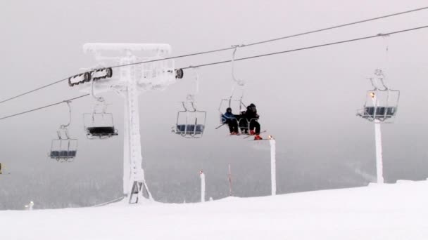 İnsanlar teleferik Saariselka, Finlandiya Resort ile yokuş yukarı git. — Stok video