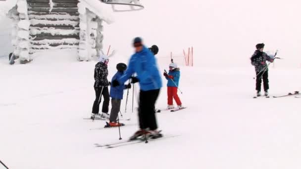 Menschen genießen das Skifahren im Skigebiet in Saariselka, Finnland. — Stockvideo