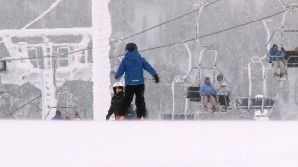 人々 は、サーリセルカ, フィンランドのスキー場でスキーを楽しむ. — ストック動画