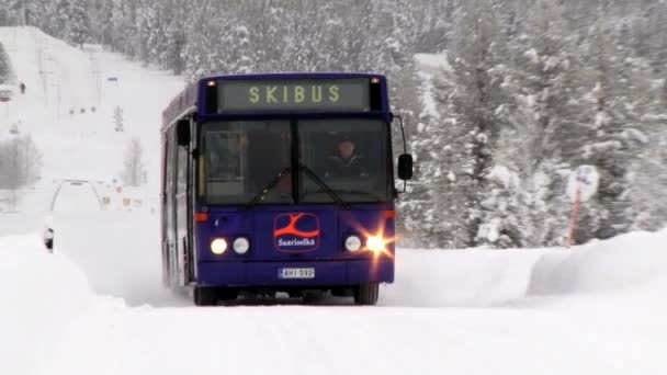 Hombre conduce autobús de esquí por la carretera de invierno en Saariselka, Finlandia . — Vídeo de stock