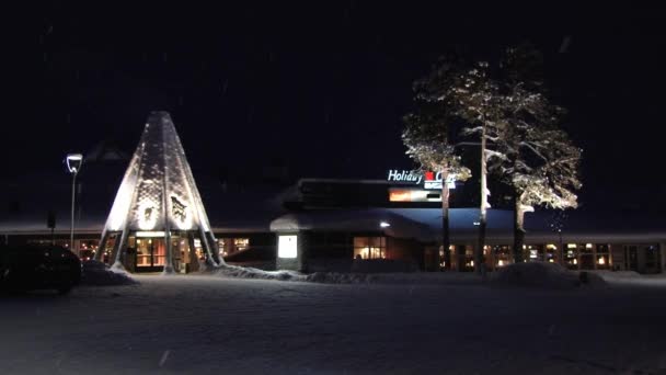 Saariselka binalar gece Saariselka, Finlandiya için görünümü. — Stok video