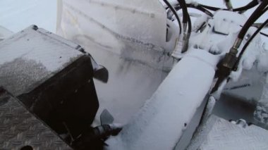 İnsanlar sürücü snowcat makinesi kayak pisti Trysil, Norveç için hazırlanıyor.