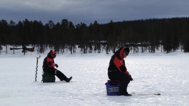 La gente hace pesca de hielo de invierno en el lago en Trysil, Noruega . — Vídeo de stock