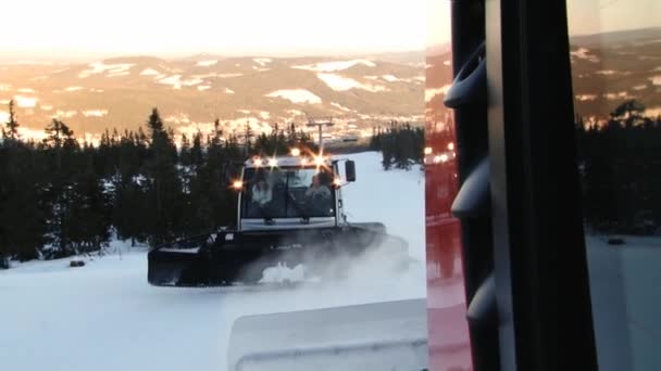 As pessoas dirigem máquina de snowcat preparando pista de esqui em Trysil, Noruega . — Vídeo de Stock