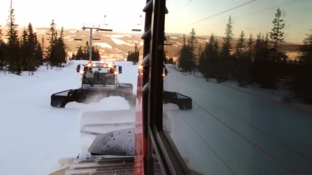 Visa rörliga spåret och snowcat maskinen förbereder skidbacken i Trysil, Norge. — Stockvideo