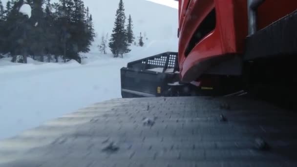 Visa till rörliga spår av snowcat maskinen förbereder skidbacken i Trysil, Norge. — Stockvideo