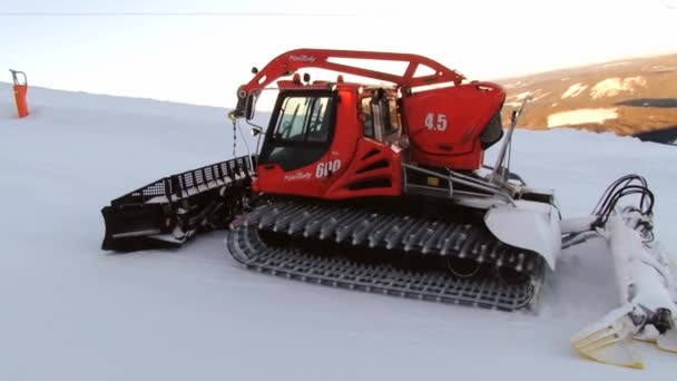 Person kör röda snowcat maskinen förbereder skidbacken i Trysil, Norge. — Stockvideo