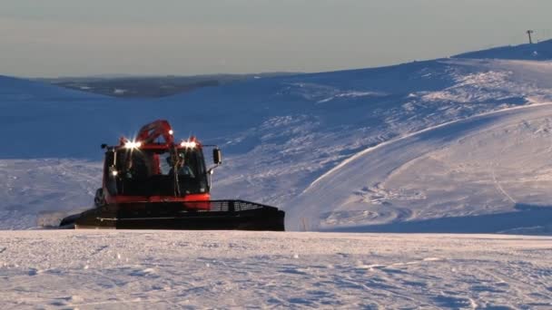 Människor driva snowcat maskiner förbereder skidbackarna i Trysil, Norge. — Stockvideo