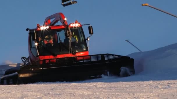 Människor driva snowcat maskiner förbereder skidbackarna i Trysil, Norge. — Stockvideo