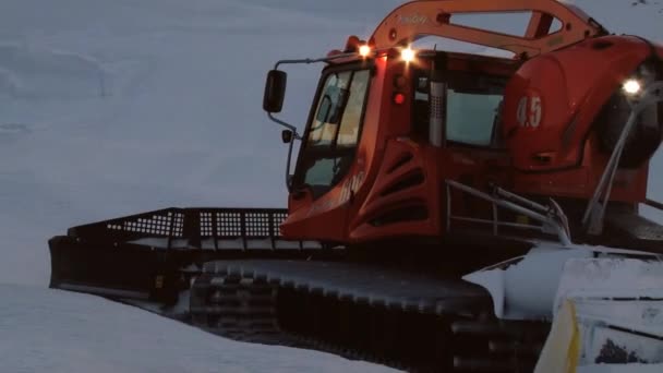 Människor driva snowcat maskiner förbereder skidbackarna vid solnedgången i Trysil, Norge. — Stockvideo