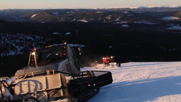 Människor driva snowcat maskiner förbereder skidbackarna i Trysil, Norge. — Stockvideo