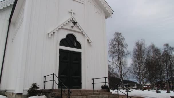 Utsidan av den kyrkliga byggnaden i Trysil, Norge. — Stockvideo