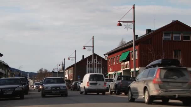 Bilar passerar gatan av Trysil, Norge. — Stockvideo