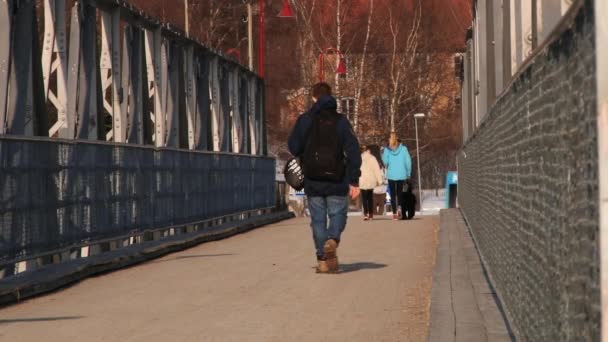 Människor passerar bron i Trysil, Norge. — Stockvideo