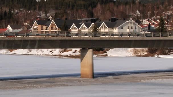 Bilar passerar bron i Trysil, Norge. — Stockvideo