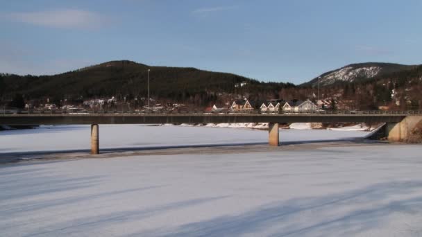 Bilar passerar bron i Trysil, Norge. — Stockvideo