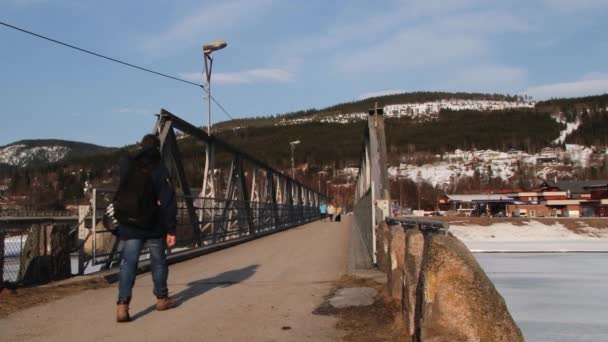 Ludzie przechodzą przez most w w Trysil, Norwegia. — Wideo stockowe