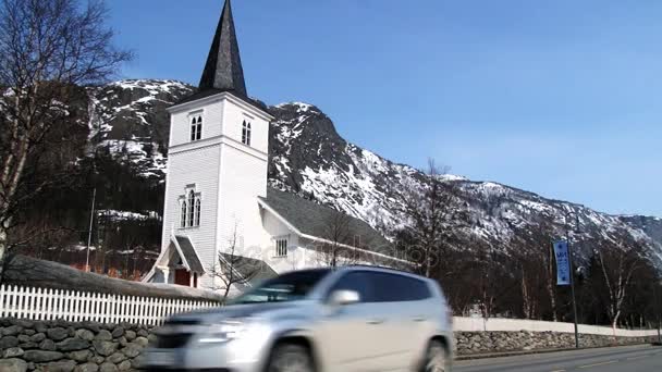 Des voitures passent devant l'église d'Hemsedal, en Norvège . — Video