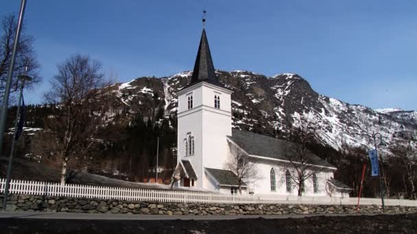ヘムセダール, ノルウェーの教会の前の道路で車を渡す. — ストック動画