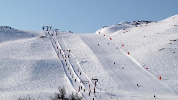 Lidé, lyžařské a využít lyžařský vlek v lyžařském středisku ve městě Hemsedal, Norsko. — Stock video