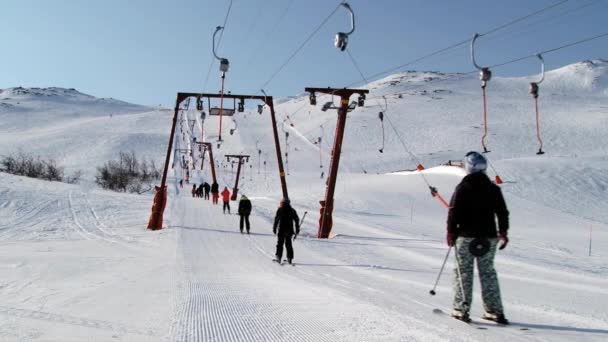 Lidé používají povrch vleku v lyžařském středisku ve městě Hemsedal, Norsko. — Stock video