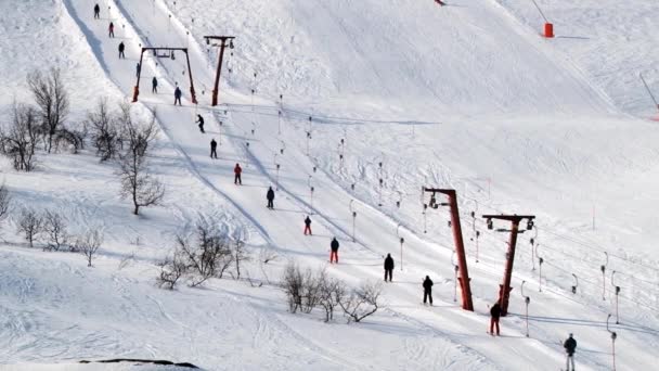 Lidé používají povrch vleku v lyžařském středisku ve městě Hemsedal, Norsko. — Stock video