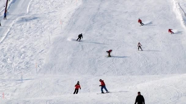 在边坡滑雪场在瑟达尔，挪威人滑雪. — 图库视频影像
