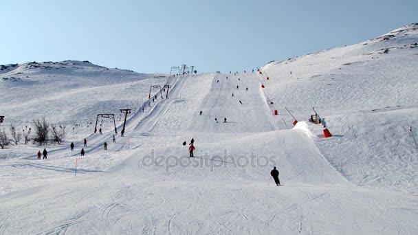Άνθρωποι χιονοδρομικό κέντρο στην πλαγιά στο σκι resort Hemsedal, Νορβηγία. — Αρχείο Βίντεο