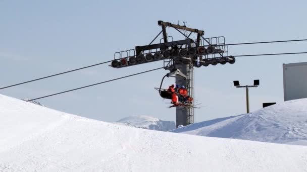 Lidé používají lyžařského vleku v lyžařském středisku ve městě Hemsedal, Norsko. — Stock video