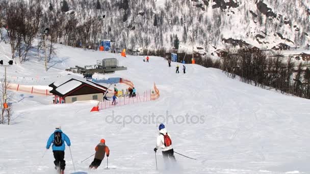 Άνθρωποι σκι στο χιονοδρομικό κέντρο Hemsedal, Νορβηγία. — Αρχείο Βίντεο