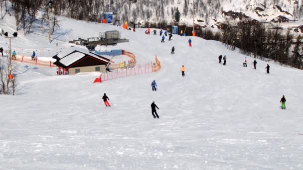 Άνθρωποι σκι στο χιονοδρομικό κέντρο Hemsedal, Νορβηγία. — Αρχείο Βίντεο