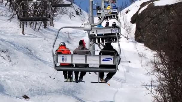 Mensen gebruiken de skilift in het skiresort in Hemsedal, Noorwegen. — Stockvideo