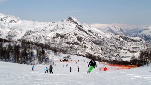 Lidé lyžovat v lyžařském středisku ve městě Hemsedal, Norsko. — Stock video