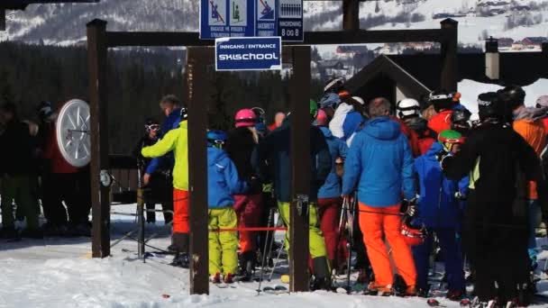 Άτομα περιμένουν στη γραμμή για το λιφτ του σκι στο χιονοδρομικό κέντρο Hemsedal, Νορβηγία. — Αρχείο Βίντεο