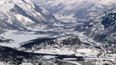 Hemsedal, Norveç'te kışın Vadisi ve dağlar görüntülemek.