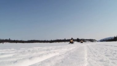 Hemsedal, Norveç'te kar motosikletleri insanlarla yolculuk.
