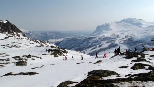Lidé lyžují v Hemsedal, Norsko. — Stock video