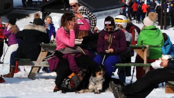Ανθρώπους να χαλαρώσουν στο σκι resort Hemsedal, Νορβηγία. — Αρχείο Βίντεο