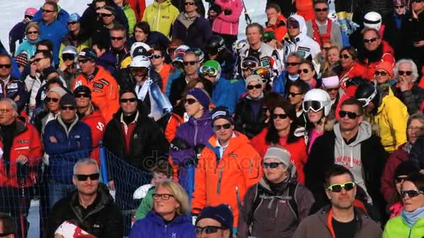 As pessoas assistem a competição slalom na estância de esqui em Hemsedal, Noruega . — Vídeo de Stock
