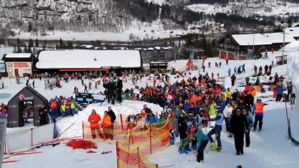 Άνθρωποι παρακολουθούν σλάλομ ανταγωνισμού στο σκι resort Hemsedal, Νορβηγία. — Αρχείο Βίντεο