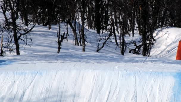 La gente salta con esquís y snowboard en el snowpark de la estación de esquí de Hemsedal, Noruega . — Vídeos de Stock