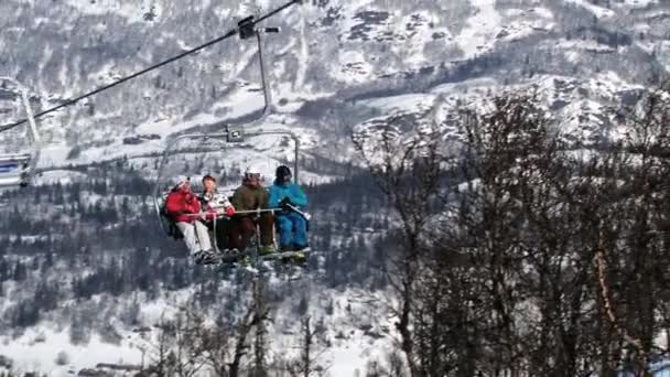 Lidé se stěhují do kopce s sedačkové lanovky v lyžařském středisku ve městě Hemsedal, Norsko. — Stock video