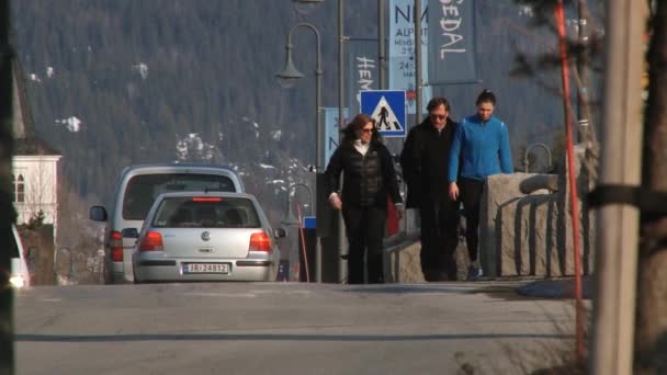 Люди идут по улице горнолыжного курортного города Хемседал, Норвегия . — стоковое видео
