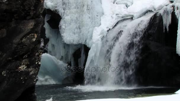 Waterfall in winter at the mountain river in Hemsedal, Norway. — Stock Video