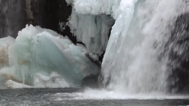Hemsedal, Norveç'te dağ nehir, kışın şelale. — Stok video