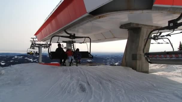 Personer avsluta från skidliften stol vid övre stationen på ski resort i Trysil, Norge. — Stockvideo