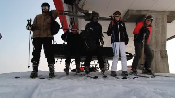 Personer avsluta från skidliften stol vid övre stationen på ski resort i Trysil, Norge. — Stockvideo